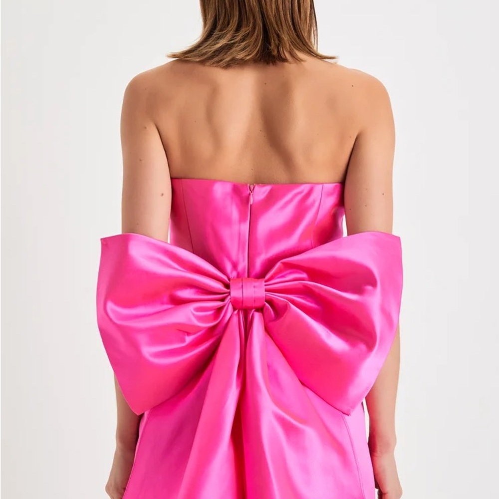 Lulus Soiree Hour Hot
Pink Satin Strapless with Bow